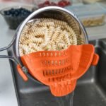 1Pc Aberzey Clip-On Strainer For Pots & Pans - Durable Plastic Kitchen Colander For Pasta, Meat, Vegetables, Fruits - Easy Drainage & Compact Design, Strainer For Pasta, Vegetable Preparation, Modern Kitchenware, Efficient Drainage - Image 3