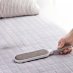 A Double-Sided Brush For Collecting Pet Hair And Dust, Designed For Manual Electrostatic Cleaning. Made From Durable Polypropylene, It Can Be Used On Clothing, Sofas, Furniture, Bedding, And Carpets Without The Need For Electricity. - Image 4