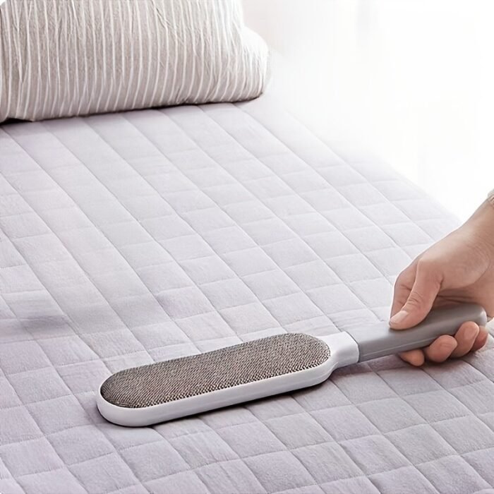 A Double-Sided Brush For Collecting Pet Hair And Dust, Designed For Manual Electrostatic Cleaning. Made From Durable Polypropylene, It Can Be Used On Clothing, Sofas, Furniture, Bedding, And Carpets Without The Need For Electricity. - Image 4