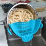 1Pc Aberzey Clip-On Strainer For Pots & Pans - Durable Plastic Kitchen Colander For Pasta, Meat, Vegetables, Fruits - Easy Drainage & Compact Design, Strainer For Pasta, Vegetable Preparation, Modern Kitchenware, Efficient Drainage - Image 11