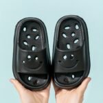 New Joyful Face Hollow Youngsters'S Slippers, Fashionable And Cute Eva Beach Shoes With Open Toes, Breathable And Handsome Sandals For Indoor Bathroom, Non-Slip Quick-Drying Outdoor Garden Lightweight Soft Comfortable Travel Shoes All Seasons - Image 5