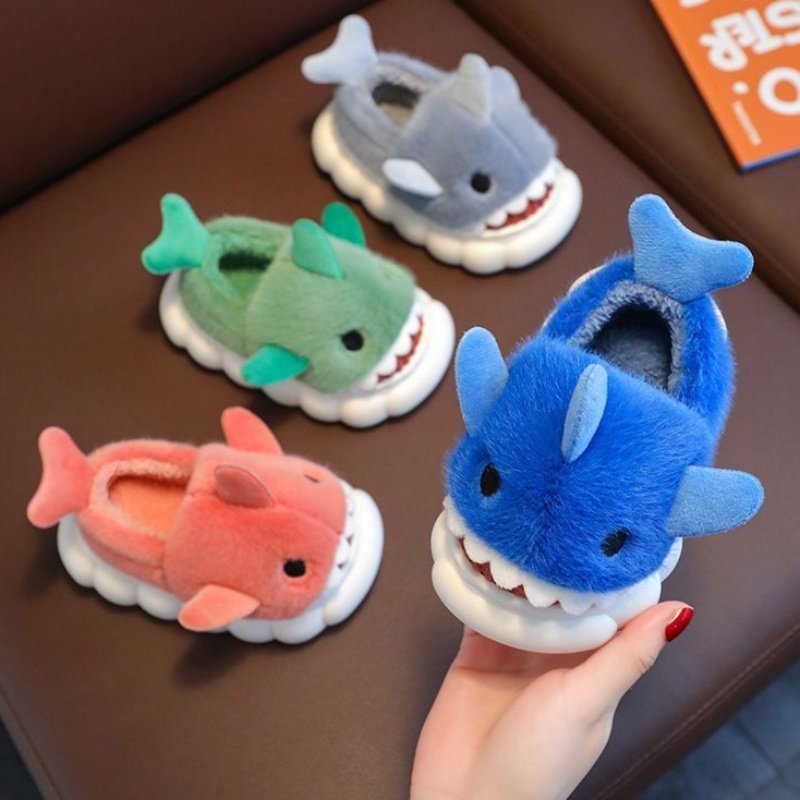 product-open-2024-07-19-1721384291778-e82f6bbb522e49b1820a290986c6c4f3-goods.jpeg 1 Pair Youngsters' Shark Plush Slippers - Soft Fleece-Lined Slip-On Indoor/Outdoor House Shoes With Cartoon Shark Design, Non-Slip Pvc Sole For Boys & Girls (Green, Grey, Blue), Shark Slippers - Image 1