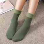 Autumn And Winter 4-Pair Pack Women'S Vertical Stripe Fleece-Lined Thick Snow Socks Mid-Calf Warm Floor Socks - Image 7