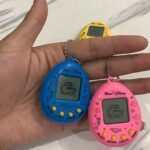 Retro Mini Handheld Gaming Console With Virtual Pet Keychain - Battery-Powered, Creative Gameplay, Pink/Blue/Yellow, Xcnm For Winter - Image 4