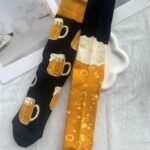 1 Pair Chaozhu Beer Lover Socks - Fun Couples Gift For Men & Women, Extended Mid-Calf Brewing Socks With Beer Mug Designs, Black & Mustard - Hand Wash Only Casual Party Casual Attire, Themed Apparel, Quirky Pattern, Soft Fabric, Sock Collectors - Image 4